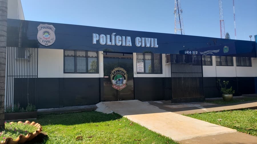 Mulher aproveita conversa em boteco, furta carteira de homem e acaba presa pela polícia