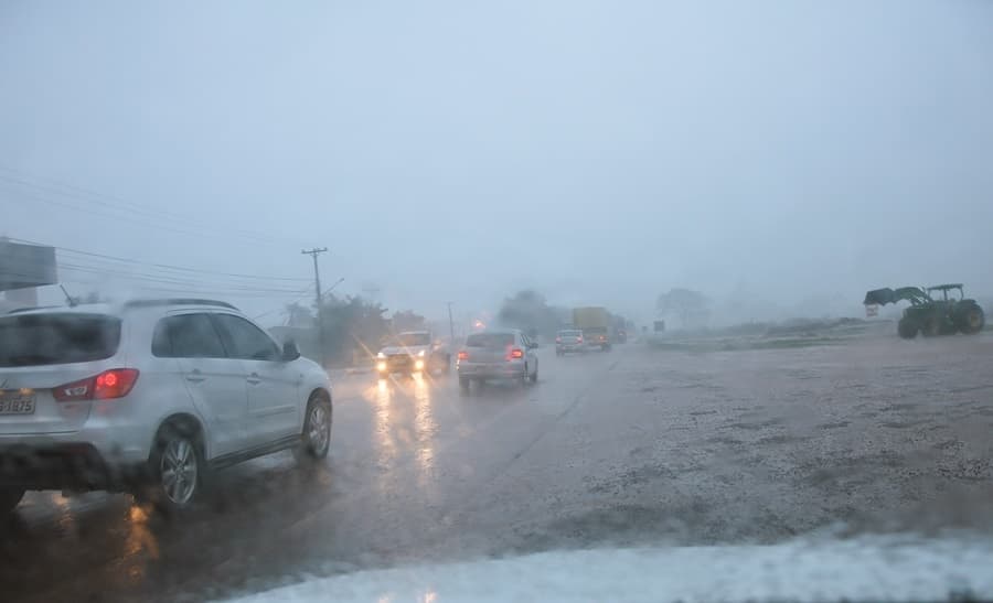 Inmet prevê chuva forte e rajadas de vento em toda região nesta quinta-feira