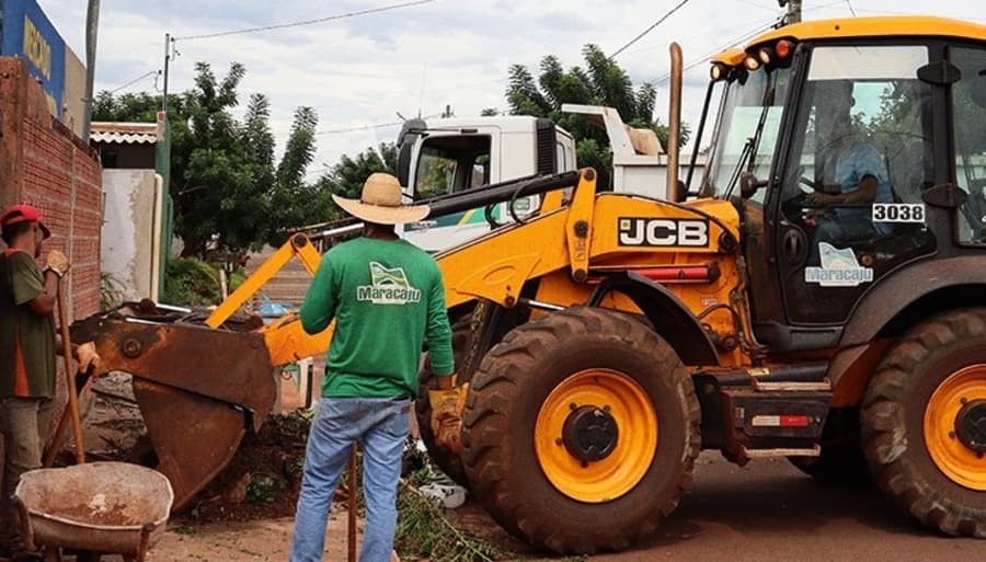 Prefeitura inicia "Mutirão da Limpeza" e envia caçambas para descarte de entulhos