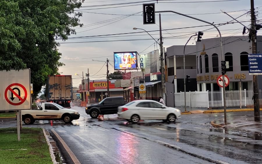 Semáforo na Avenida Dorvalino segue intermitente e requer atenção de motoristas