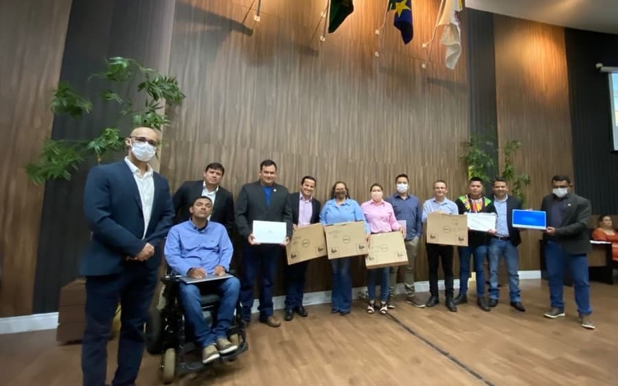 Vereadores recebem notebooks na 1ª etapa do projeto Câmara sem papel