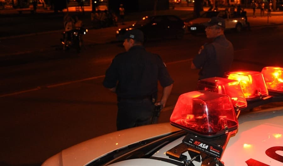 Durante passeio, casal é agredido e roubado na praça central de Sidrolândia