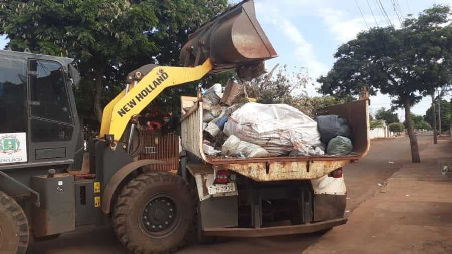 Prefeitura inicia mutirão de limpeza e espera estiagem para recuperar ruas