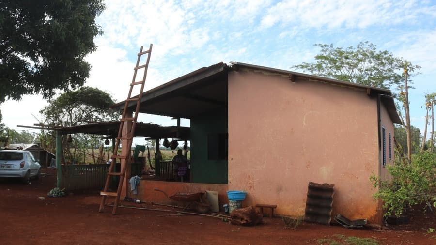 Prefeitura socorre família do Santa Terezinha e chega a 783 telhas entregues