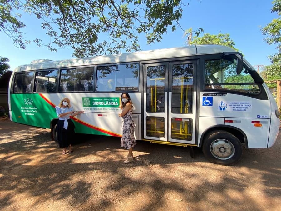 Prefeita entrega micro-ônibus zero km para a Secretaria de Assistência Social