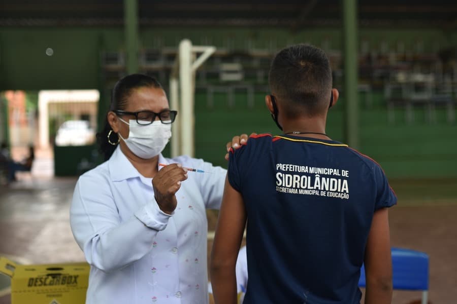 Saúde aperta vacinação de alunos para evitar surto de Covid-19 em escolas