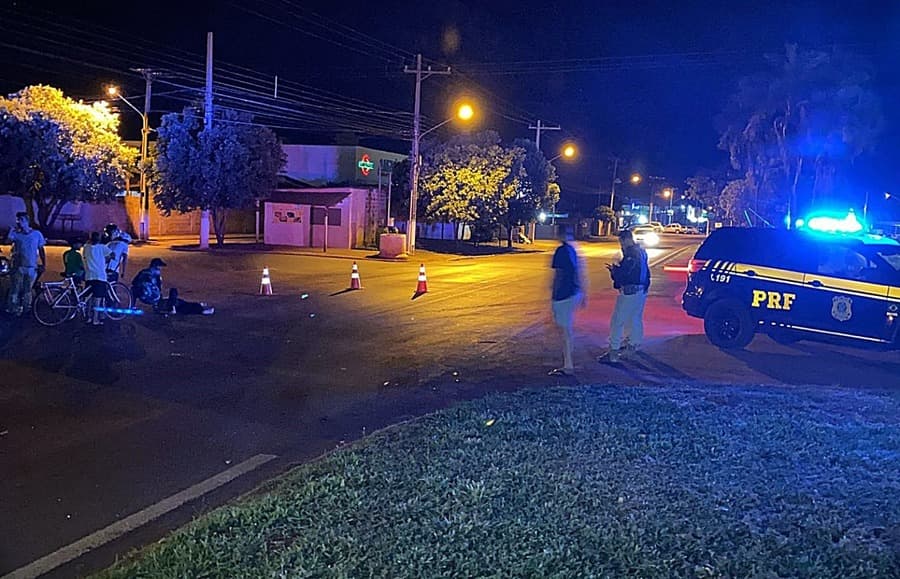 Homem de 47 anos é socorrido pelo Corpo de Bombeiros após colisão no Centro de Sidrolândia