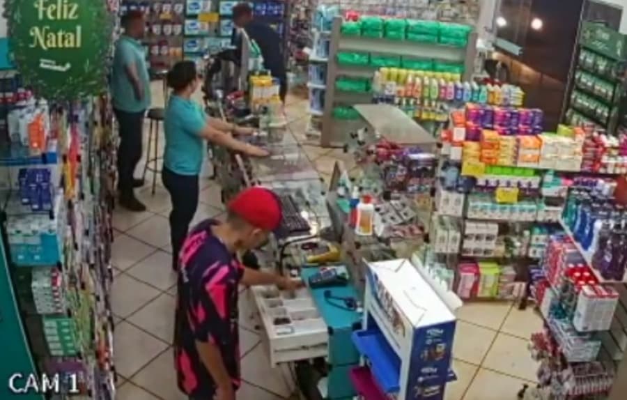 Dupla armada com faca assalta farmácia e leva R$ 800 e celulares em Sidrolândia