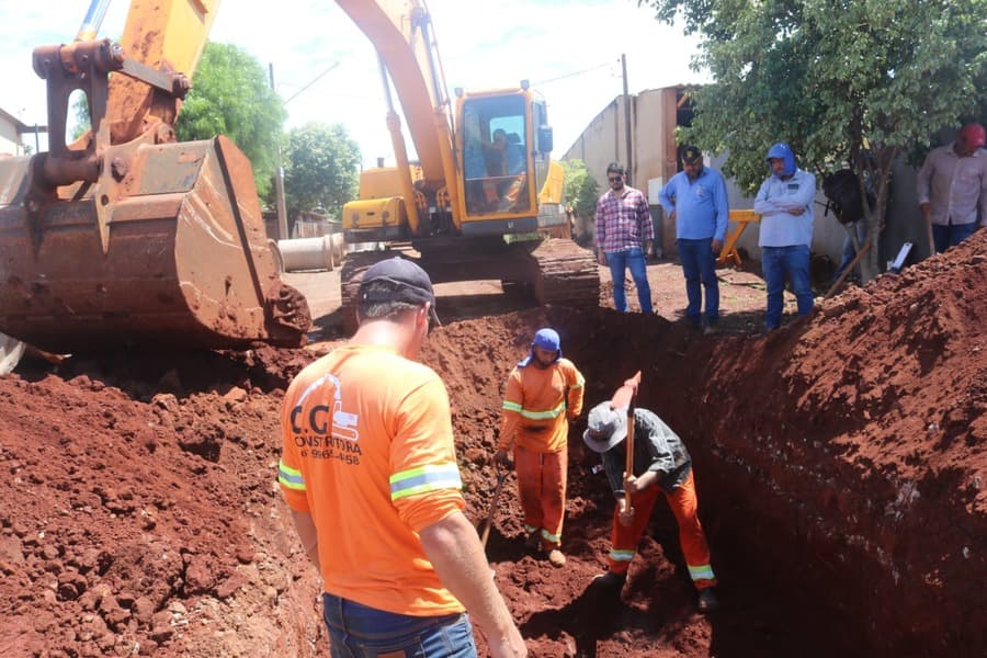 Prefeitura inicia no Cascatinha 2 drenagem em nova frente de asfalto
