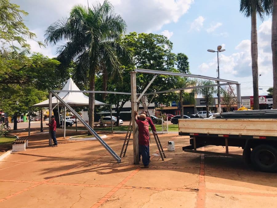Começa a montagem do palco para a festa da virada na Praça Central