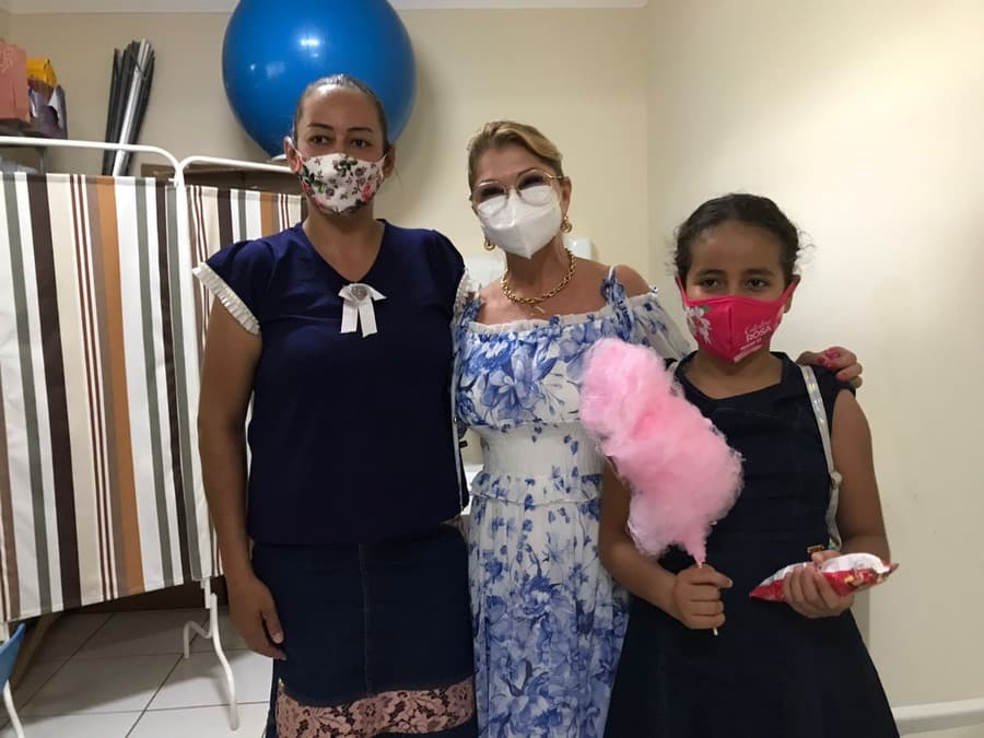 Na Clínica da Família, antes de vacinar, crianças são recebidas com picolé e algodão doce