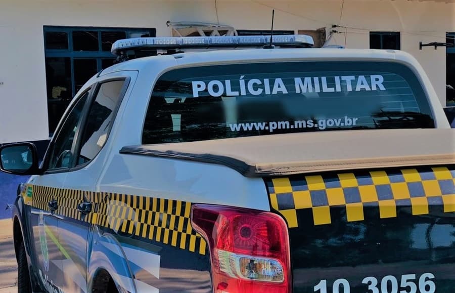 Mulher pula de carro em movimento após ser agredida e ameaçada de morte
