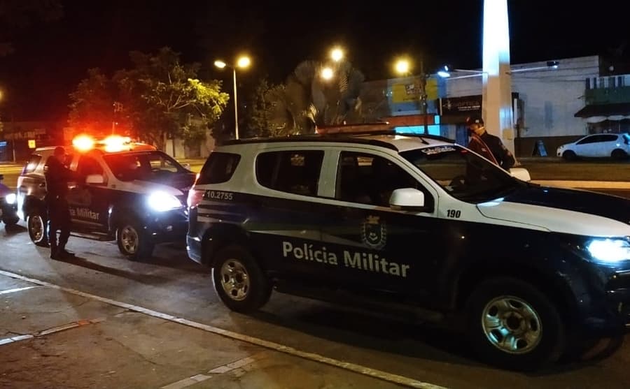 Meliantes usam até pedra para ameaçar e cometer assalto na praça central de Sidrolândia