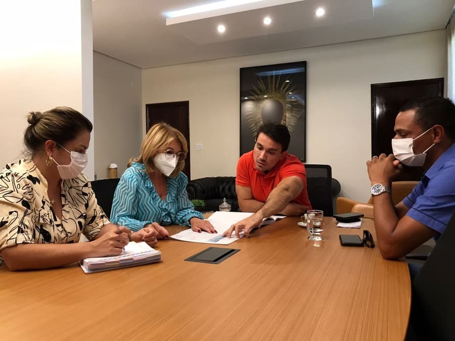 Prefeita confirma realização de 23 km de cascalhamento em 8 assentamentos