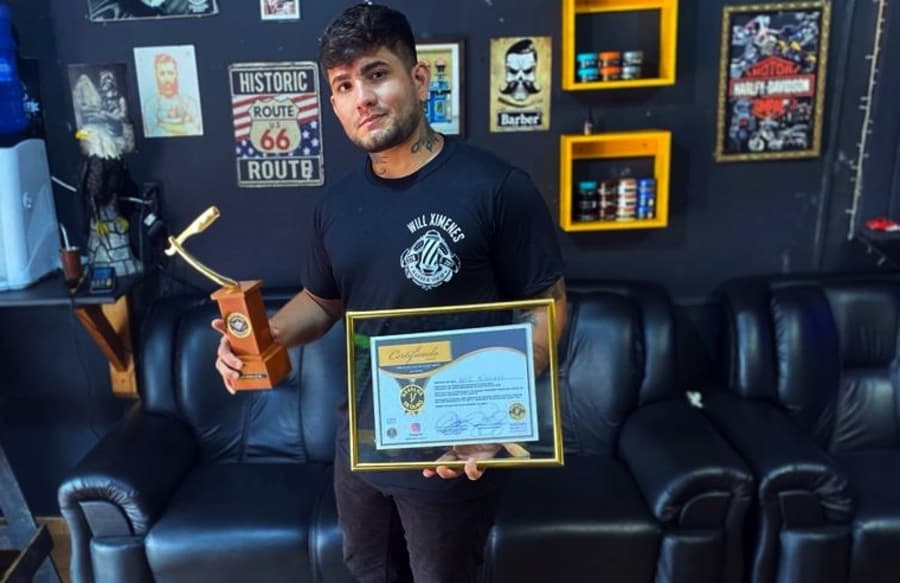 Barbeiro Will Ximenes recebe premiação Navalha de Ouro e destaca trajetória de aprendizado