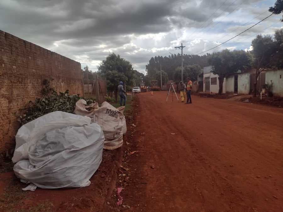 Prefeitura pede a colaboração da população para não jogar entulhos nas ruas em obras