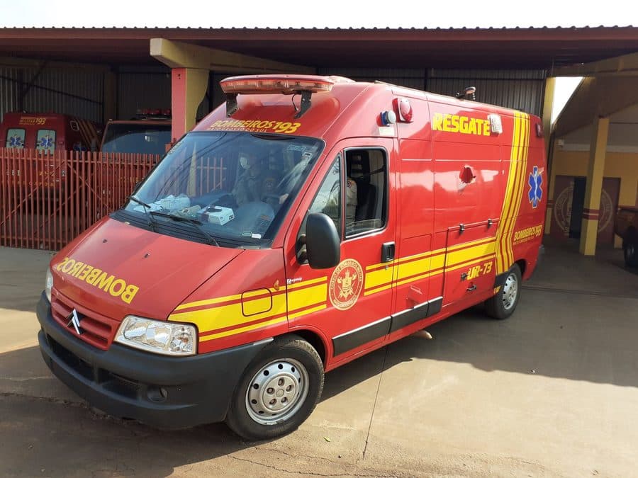 Mulher é socorrida pelo Corpo de Bombeiros após ser agredida e apedrejada por marido