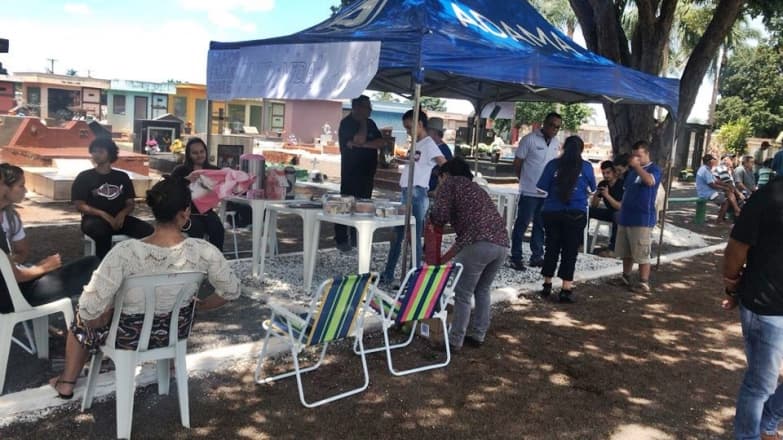 Cristãos aproveitam feriado para levar palavra de Fé e conforto em cemitério