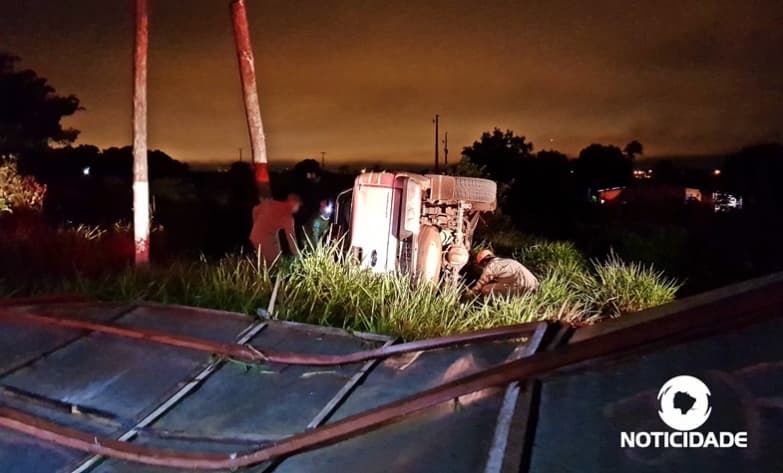 Homem de 52 anos perde controle de caminhonete, derruba outdoor e capota na MS-162