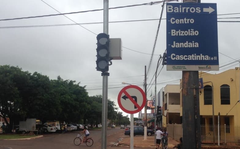 Placas de trânsito alteram sentido de circulação em região de semáforos