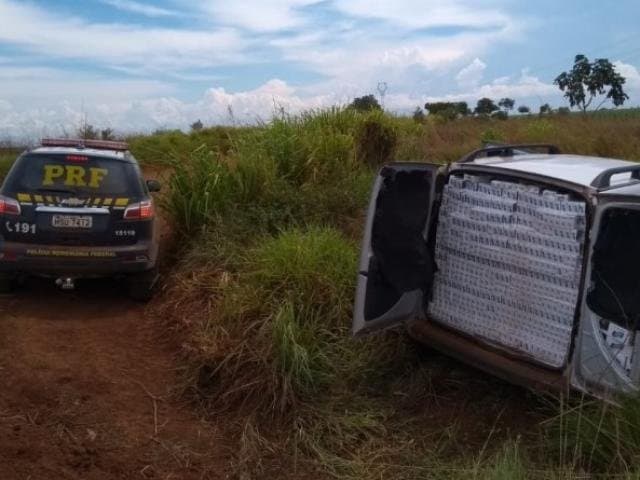 Contrabandista abandona carro com 20 mil maços de cigarro em estrada vicinal
