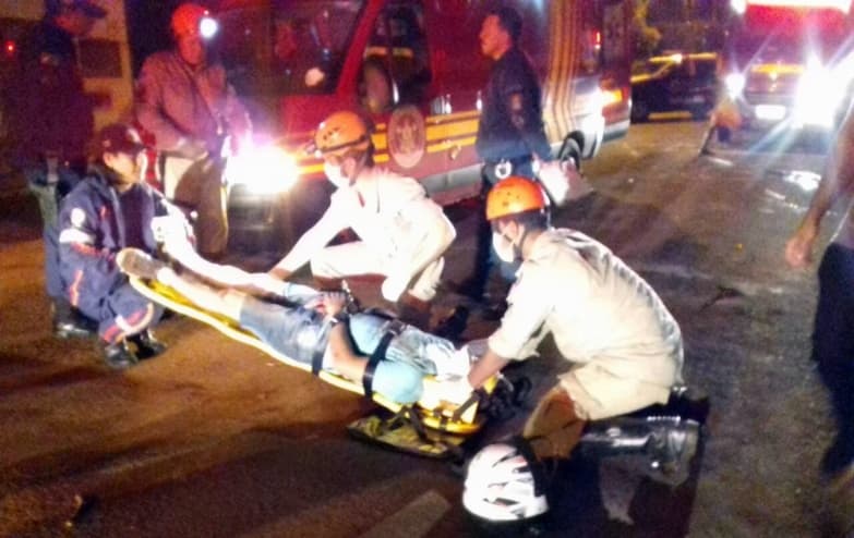 Motociclista sofre fratura exposta em colisão com carro na Rua Mato Grosso