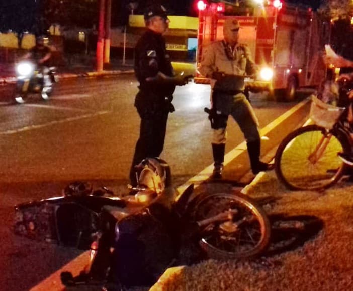 Mulher sofre escoriações após colisão com veículo na Dorvalino dos Santos