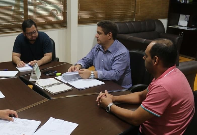 Após ameaça de manifesto, prefeito anuncia pagamento do Bolsa Universitária