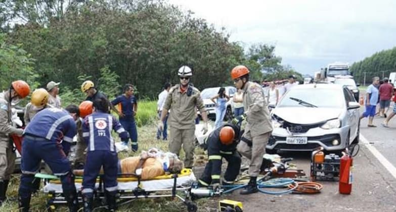 Idoso fica gravemente ferido em acidente envolvendo três carros na BR-060