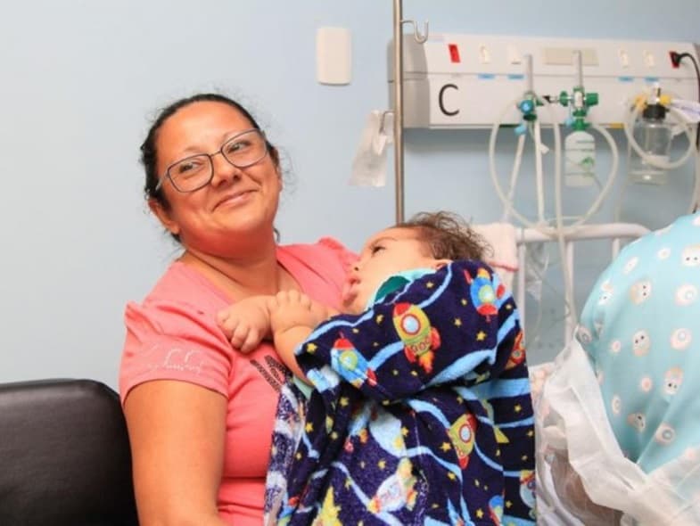 Ao internar a filha sozinha, maracajuense ganha outro filho e recebe apoio no HU
