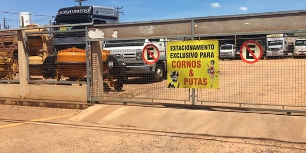 Empresário vai ao extremo e coloca placa inusitada em entrada de garagem