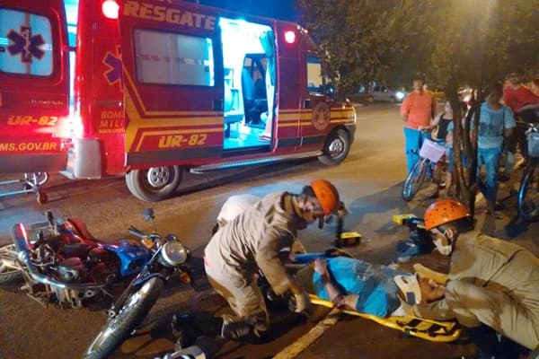 Motociclista fica ferido ao colidir em carro na Rua Mato Grosso no Cascatinha