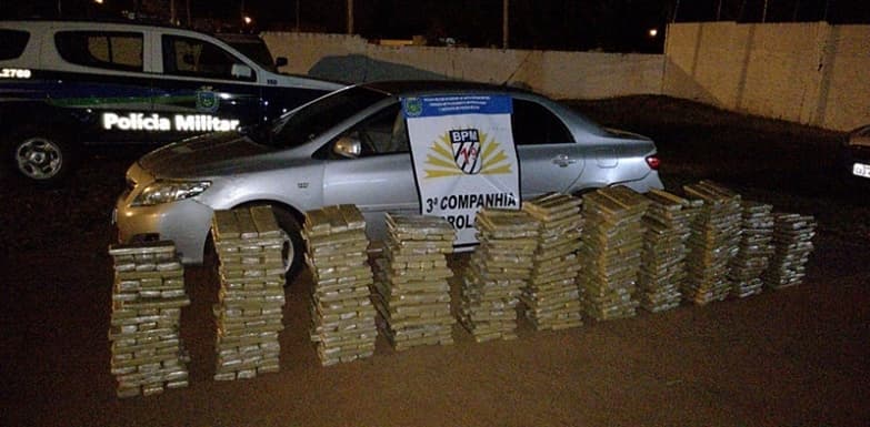 Após perseguição a suspeito, PM recupera carro roubado e apreende 478 Kg de maconha