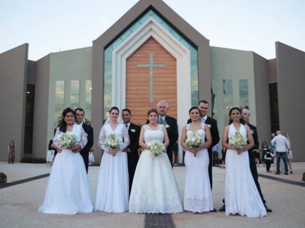 Com até 23 anos de espera, amigos dividem altar em casamento quíntuplo