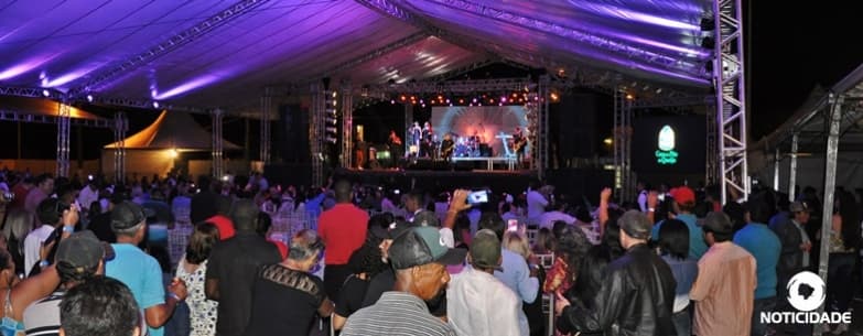 Show de Amado Batista reúne mais de 2 mil pessoas e atende expectativas