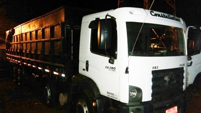 Caminhão furtado no MT é recuperado pela Polícia Militar transportando carga de cigarros