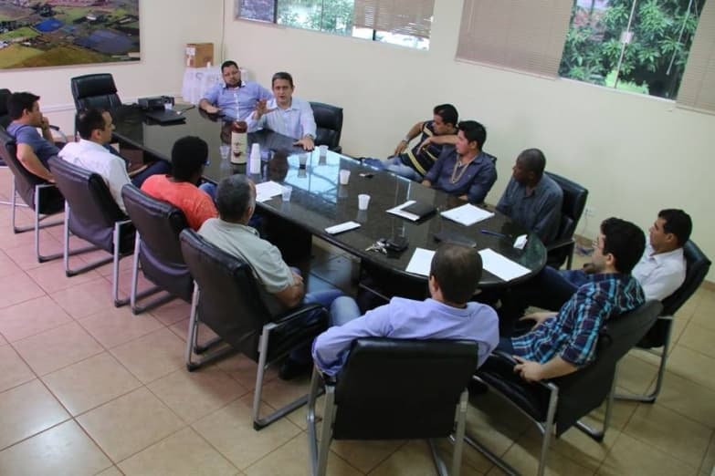 Prefeito reúne vereadores e garante pagamento do adicional de difícil acesso aos professores