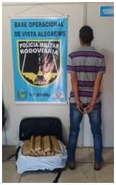 Após abordagem, PMR prende traficante com 28 kg de maconha dentro de mala em lotação