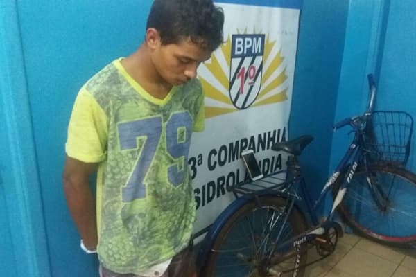 Jovem de 18 anos agride menor com soco para roubar celular e acaba preso