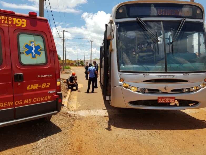 Ao esperar ônibus, mulher acaba atropelada no Bairro Morada da Serra