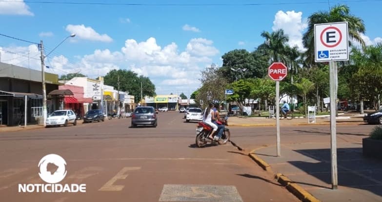 Motociclista trafega livremente com passageira sem capacete no centro