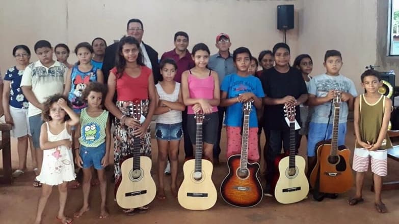 Vereador Adilson realiza entrega de violões para escolinha no Quebra Coco