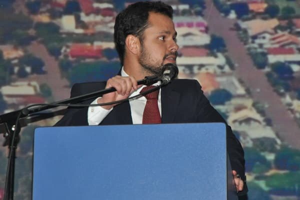 Câmara homenageou Defensor Público Gustavo, que foi transferido à Capital