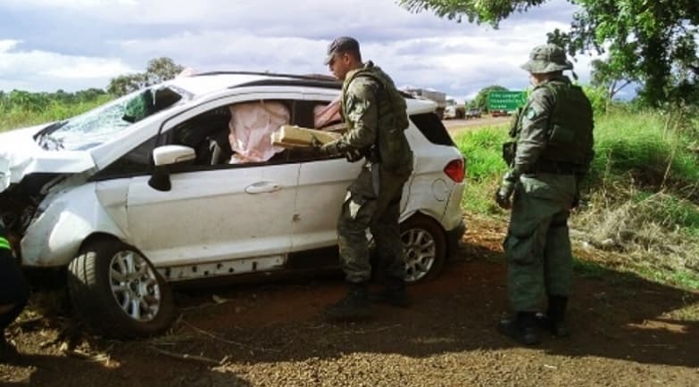 BOPE apreende 1 tonelada de maconha na BR-060 após perseguição e capotamento