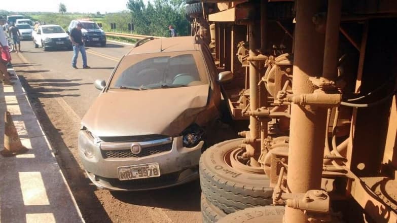 Motorista tem a cabeça ‘decepada’ após carreta tombar em ponte entre Maracaju e Itaporã