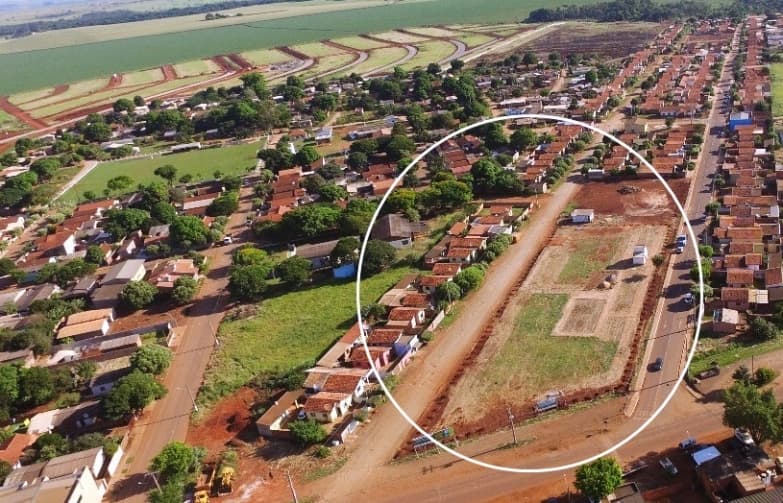 Prefeito garante retomada de obra em praça e emenda para asfalto na Rua Hugo Yule