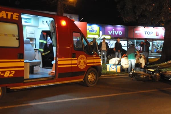 Motociclista é atendido por Bombeiros após colidir na traseira de carro no Centro