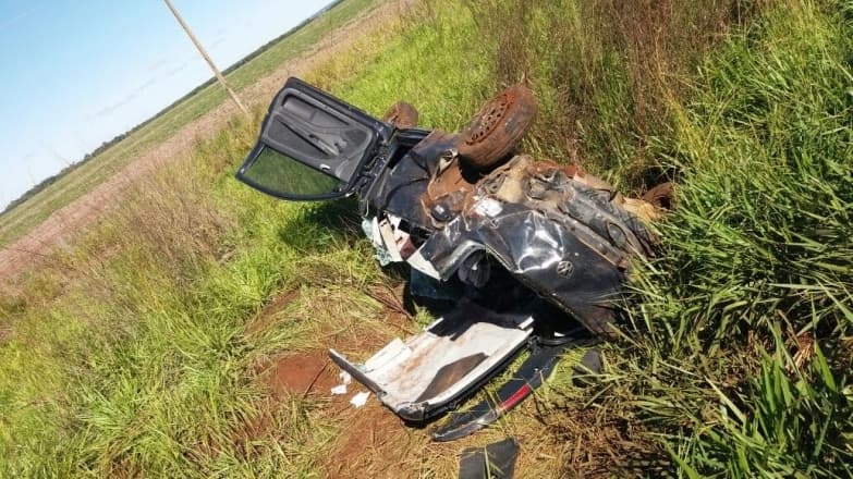 Motorista perde controle e veículo com três ocupantes capota na BR-267