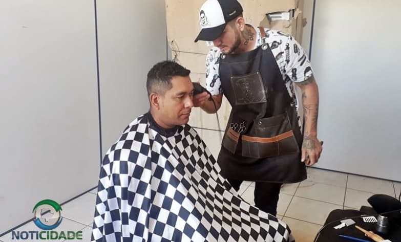 Barbeiro atende gratuitamente mais de 30 caminhoneiros na BR-060