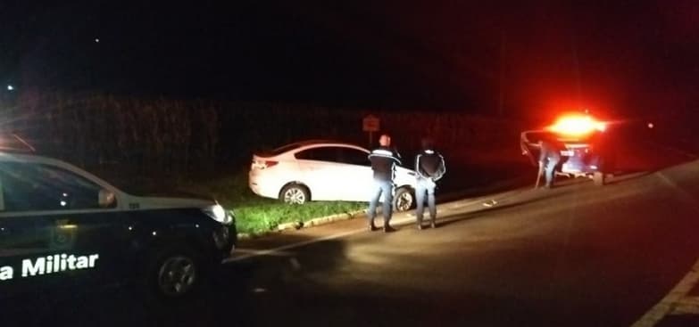 PM persegue traficantes que atiram e fogem em milharal deixando carro com 840 kg de maconha